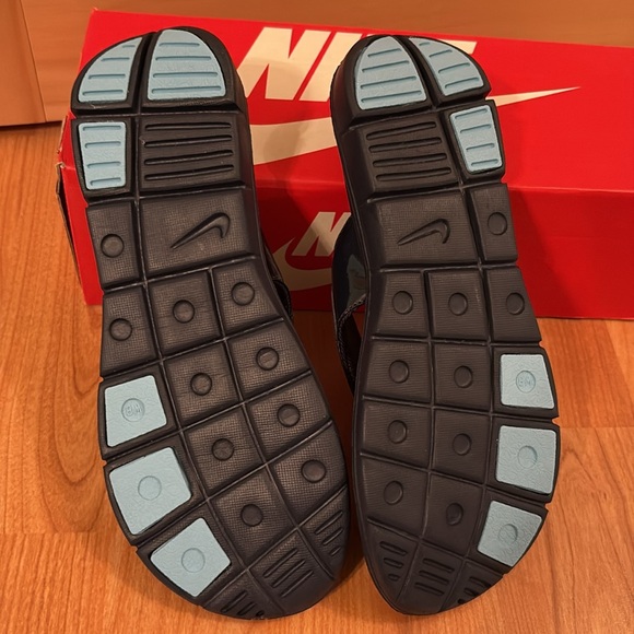 NWT & NIB Nike Teal and Navy Comfort Flip Flops - Picture 3 of 3